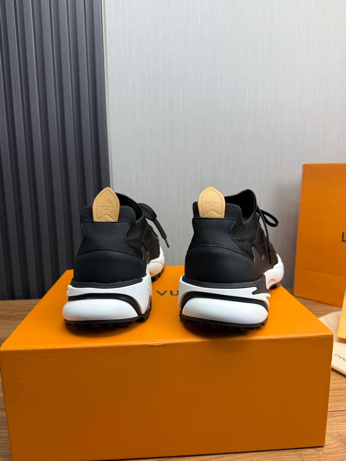 Men's Men's Shoes 580💰 🌈LV | Louis Vuitton 2025 LV Louis Vuitton L House Donkey Brand Latest Olympia Series Couple Style Silver Horn King Casual Sports Shoes Running Shoes This LV Olympia sports shoe combines mesh fabric and metallic synthetic leather and other technical fabrics to reinterpret the classic running shoe design with a neat and simple design. Lightweight EVA outsole provides a stretchy fit. Rich details such as Monogram embossing and LV letters establish recognition. Exquisite packaging at the delivery counter 🛍📦 ▪️Fabric: original imported technical fabric + mesh ▪️Inner lining: original customized breathable mesh ▪️Sole: original molded rubber foam material ▪️Sole thickness: 3.5CM ▪️Size: 38-44 yards
